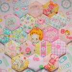 sk-suger様専用☆hana*ハンドメイドヘキサゴンパッチワークのミニマット☆ハローベイビー☆Pink