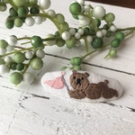 くまさんの刺繍の右髪用ヘアピン（ピンクフラッグ）