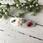 蜂といちごの刺繍【左髪用ヘアピン】