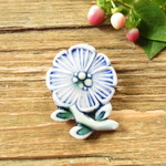 陶器でできたお花のブローチ