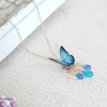 【新作】チェコビーズと羽ばたく蝶々のネックレス。モルフォ蝶。