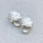 白雫花とクリスタルのつまみ細工のピアス