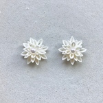 純白のお花とパールのつまみ細工のピアス 