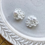 淡水パールと純白のお花のピアス  