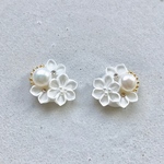 淡水パールと純白のお花のピアス   ゴールドシャドウ