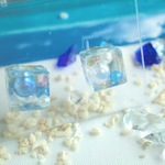 海の色のパール×キューブのピアス　ブルー