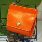 オレンジ色の四角いペタンコ財布