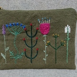 再販　野の花刺繍　カーキ色のフラットポーチA