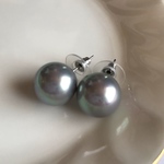 大玉 13.6〜13.9mm シェルパール ステンレススチール製ピアス （貝パール）グレー