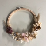 ドライフラワーの木製刺繍枠リース