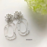 変形銀箔クリアチャーム×フラワーチャームピアス/イヤリング