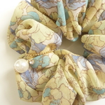 イエローの花柄シュシュ　チャーム付き　