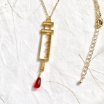 《再販７》ユニークなインパクト♪注射器☆赤いしずくを揺らして。【52cmネックレス】