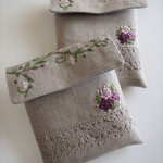 刺繍の蓋付きポーチ（バラwine）