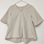  ＊SALE＊　涼しく着られるライトベージュのVネックブラウス　 Lサイズ