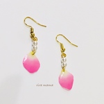 ［41］ピンク花びらとパールのピアス/ノンホール樹脂ピアス/イヤリング