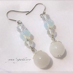 調和と飛躍の石・白翡翠ピアスstainless