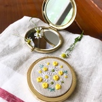 きらきらイエローカモミール刺繍のコンパクトミラー