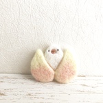 ひょっこり文鳥さんブローチ(もも)