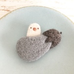 ひょっこり文鳥さんブローチ(茄子)