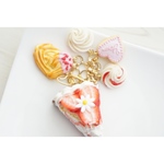 ストロベリードームケーキ(食べかけ）バッグチャーム