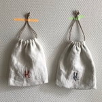 モノトーン イニシャル刺繍の小さな巾着袋