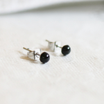 【再販】ブラックオニキスのスタッドピアス（4mm・サージカルステンレス）