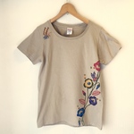 【送料無料】レディースTシャツ/手染め紅型（びんがた）のTシャツ/ハイビスカスと蝶