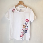 【送料無料】レディースTシャツ/手染め紅型（びんがた）のTシャツ/ハイビスカスと蝶