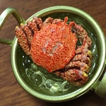 毛ガニを茹でてますブローチ