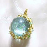 虹入りグリーンフローライト・スフィアペンダント（ワイヤージュエリー☆ワイヤーアクセサリー☆ワイヤーラッピング天然石ネックレス）