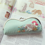＊ハリネズミの手刺繍がま口メガネケース＊グリーン