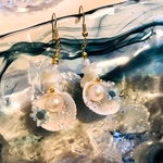 海の雫  お花と貝殻の天然石イヤリング／ピアス