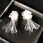 お花とフリルのクリアピアス(イヤリングに変更可能。)