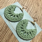 グリーンのニットピアス