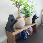 猫の木製オブジェ付き小さな棚