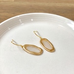 不規則オーバルの揺れるシンプルピアス