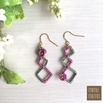 四角フレームのリングワークピアス ピンク