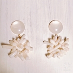 344 シェル風マーブルカボションと白珊瑚のピアス ルハリカ