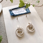 345 ホワイトウッドリングの大ぶりピアス  ルハリカ