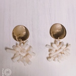324 ゴールドプレートカボションと白珊瑚のピアス  ルハリカ
