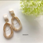 アクリルマーブルオーバルチャーム×丸みカボションピアス/イヤリング