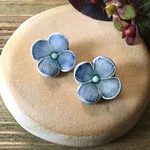 紫陽花色のお花のピアス(陶器)／イヤリング ※チタンポスト