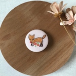 ＼全て一点もの送料無料／お花畑のキツネ缶バッチ