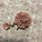 揺れるパールのつまみ細工のポニーフック (淡珊瑚)