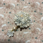 揺れるパールのつまみ細工のポニーフック (蒼霞)