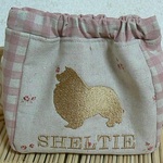 シェルティ　シルエット刺繍　12ｃｍバネ金具ポーチ　綿麻リバーシブル生地ふんわり仕立て♪