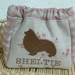シェルティ　シルエット刺繍　赤茶系　12ｃｍバネ金具ポーチ　綿麻リバーシブル生地ふんわり仕立て♪