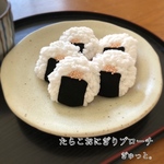 たらこおにぎりブローチ