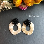 ブラックビーズカボション×ベージュアクリルパーツのピアス/イヤリング♡